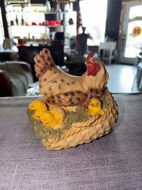 Vintage Ceramic Hen with Chicks Figurine - Yellow & Cream
